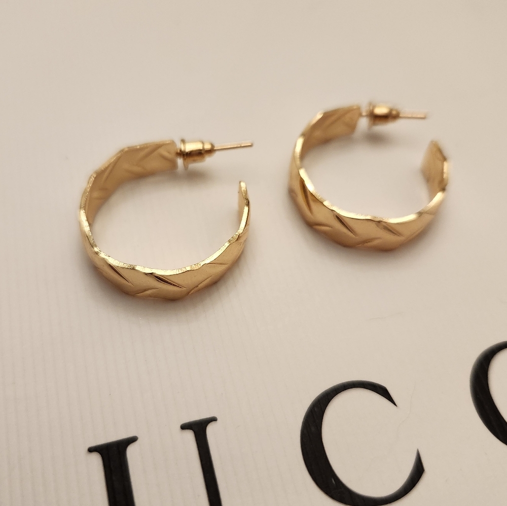 🔷️ Gold Plated Flat Textured Hoop Earrings 7/8" NWT